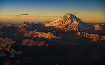Pico Aconcagua de las montañas de los Andes al atardecer.