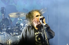 Robert Smith, vocalista de The Cure, lució una remera con uno de los escudos de la bandera paraguaya.
