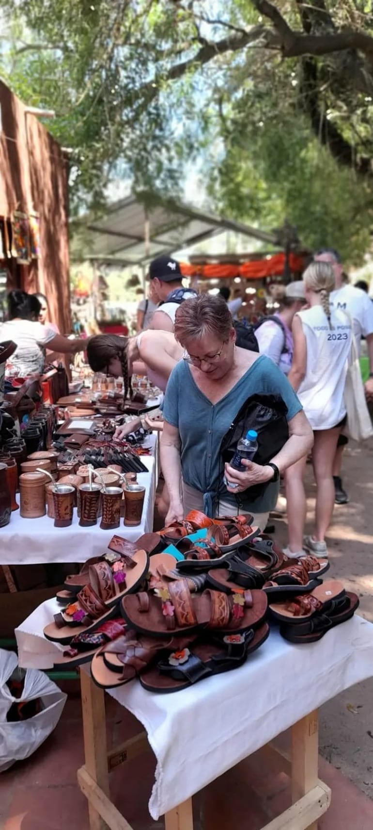 Los turistas admiran cada pieza hecha a mano en Tobatí.