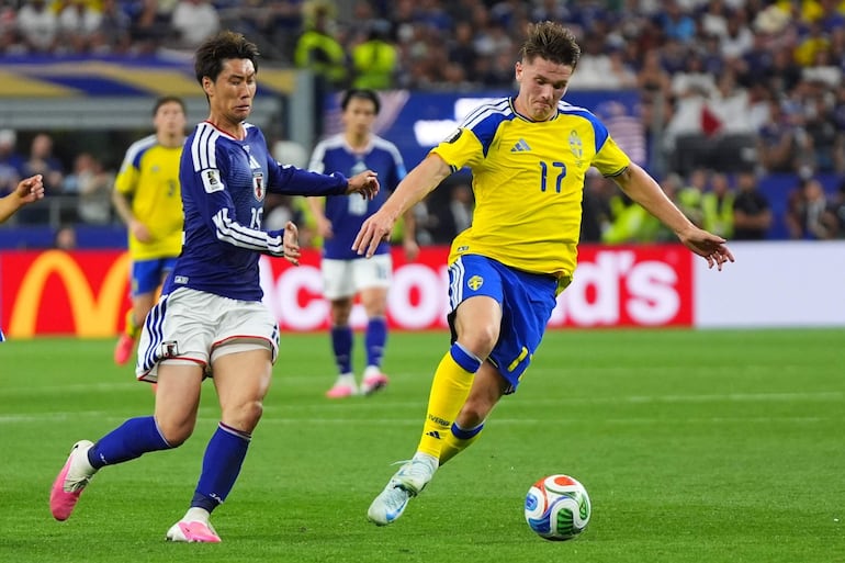 Daichi Kamada de Japón (izq.) en acción contra Viktor Gyökeres de Suecia (der.) durante el partido de la fase de grupos de la Copa Mundial de la FIFA 2026 entre Japón y Suecia, en Dallas, Texas, EE. UU..