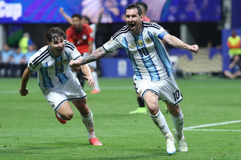 El delantero de Argentina Lionel Messi celebra tras anotar el segundo gol de su equipo durante el partido de octavos de final de la Copa Mundial de Fútbol 2026 entre Argentina y Egipto en el Estadio de Atlanta en Atlanta.