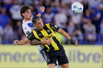 AMDEP4674. BUENOS AIRES (ARGENTINA), 02/04/2025.- Valentín Gómez (i) de Vélez disputa un balón con Leonardo Fernández de Peñarol este miércoles, en un partido de la fase de grupos de la Copa Libertadores entre Vélez Sarsfield y Peñarol en el estadio José Amalfitani en Buenos Aires (Argentina). EFE/ Juan Ignacio Roncoroni