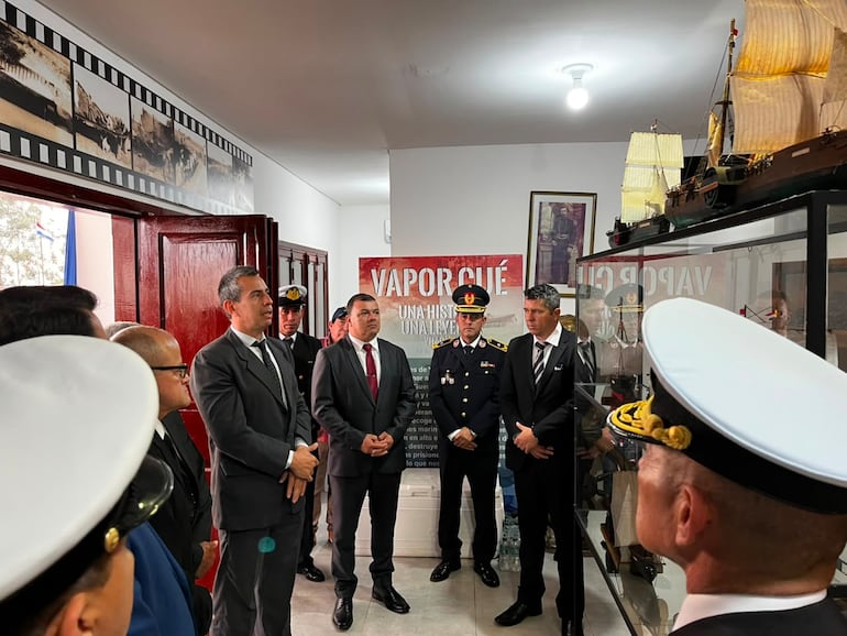 Autoridades recorrieron la galería histórica y participaron del descubrimiento del nuevo exhibidor que resguarda las maquetas de los siete buques paraguayos.