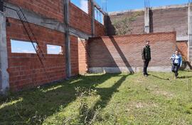 El concejal departamental Edgar Morel (PLRA) y la concejal municipal de Tacuaras Rumina Báez Fleitas (PLRA) verificaron las obras inconclusas y constataron que se encuentra paralizado desde hace mucho tiempo.