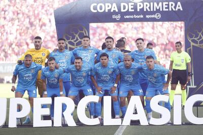 Jugadores de Olimpia forman este domingo, en un partido de la Primera División entre Cerro Porteño y Club Olimpia en el estadio Nueva Olla, en Asunción (Paraguay).