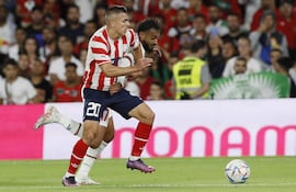 Braian Ojeda, futbolista de la selección de Paraguay, disputa el balón con Sofiane Boufal (d), jugador de Marruecos, en un amistoso internacional en el estadio Benito Villamarín, en Sevilla, España.