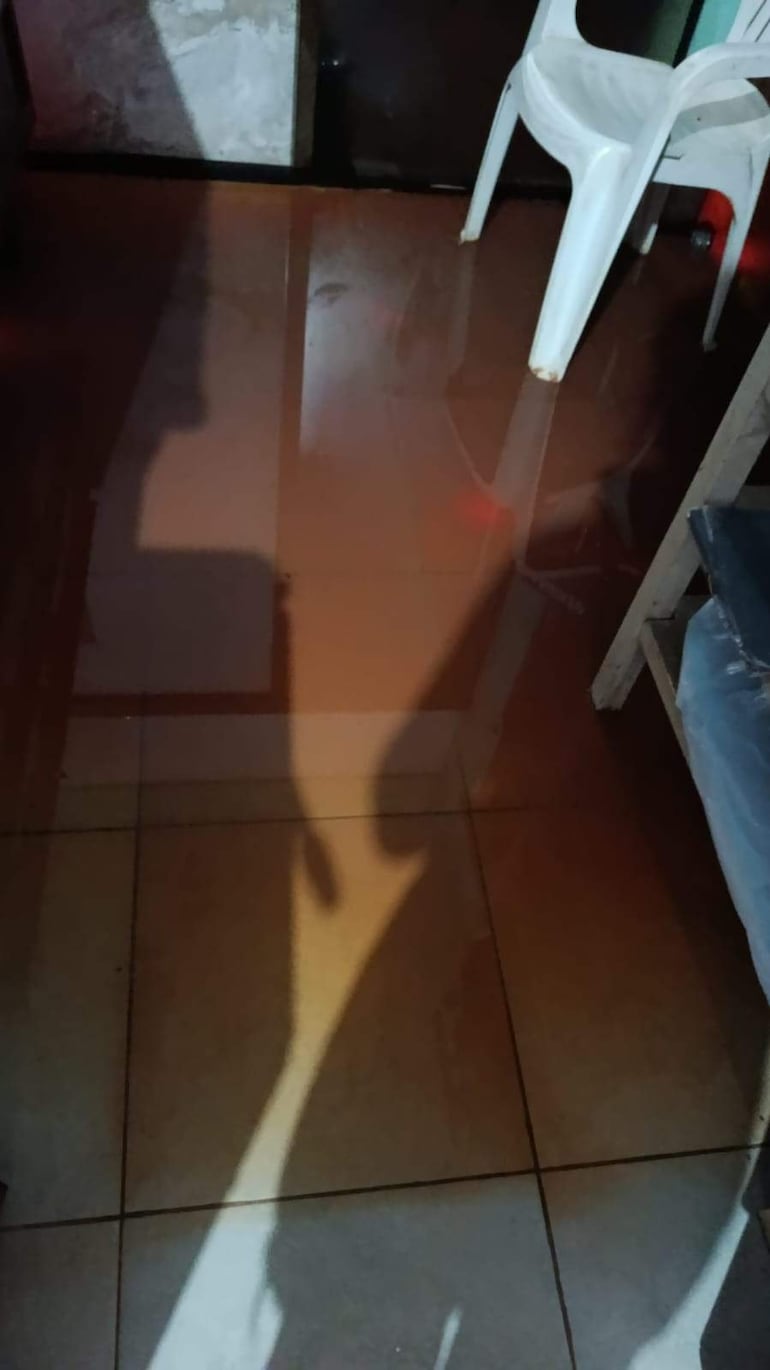 Una vivienda del barrio San Vicente se inundó tras la obra de alcantarillado sanitario, según denuncia de la afectada.