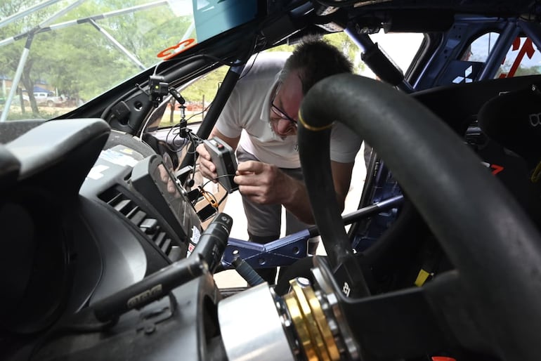 Los autos del Campeonato Nacional de Rally y las Camionetas realizan la instalación del GPS en la Terminal de Ómnibus de la ciudad de Mariscal Estigarribia, cabecera del Rally del Chaco 2026.
