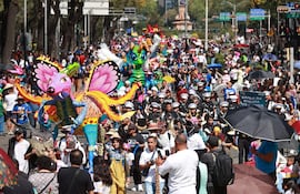 Personas asisten al desfile de alebrijes este sábado, en Ciudad de México (México). La capital mexicana inició las festividades del Día de Muertos .