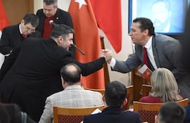 Oscar "Nenecho" Rodríguez se da un apretón de manos con Juan Carlos "Nano" Galaverna.