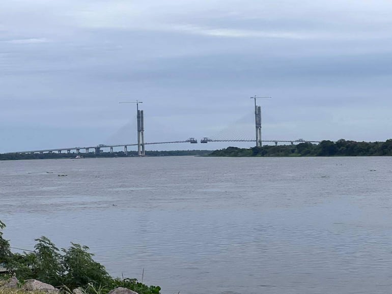 Puente en construcción sobre el rìo Paraguay en el Chaco.