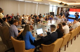 Parte de la Comisión Permanente continuó ayer el debate con gremios docentes sobre caja fiscal.