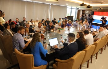 Parte de la Comisión Permanente continuó ayer el debate con gremios docentes sobre caja fiscal.