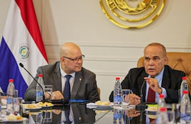 El ministro de Economía, Óscar Lovera y el senador Basilio "Bachi" Núñez (ANR, HC) en reunión ésta mañana con la mesa directiva del Senado.