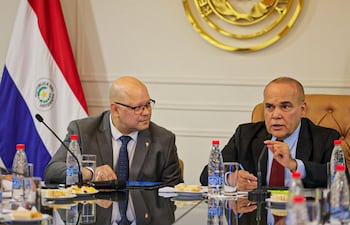 El ministro de Economía, Óscar Lovera y el senador Basilio "Bachi" Núñez (ANR, HC) en reunión ésta mañana con la mesa directiva del Senado.