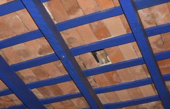 Las tejas se desprenden del techo de una sala de clases en la escuela básica N°1 República Argentina.