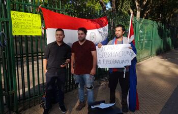 Ciudadanos protestan contra sobrefacturaciones de la ANDE y piden a la ciudadanía que realice formalmente sus reclamos.