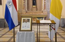 Libro de condolencias dispuesto en la Catedral Metropolitana de Asunción, para rendir honor al Papa Francisco.