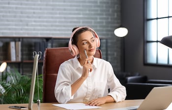 Escuchar música para foco y creatividad en el trabajo, imagen ilustrativa.