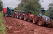 Captura de pantalla del video donde se observa un tren de tractores para sacar un camión cargado de bananas.