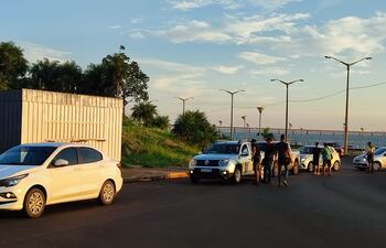 La fila de vehículos para cruzar a Posadas se extendió hasta la intersección de la avenida Japón y avenida costanera República del Paraguay.