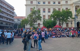 Concentración docente en la Plaza de la Democracia a la espera del dictamen sobre cambios a la Caja Fiscal