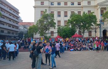 Concentración docente en la Plaza de la Democracia a la espera del dictamen sobre cambios a la Caja Fiscal