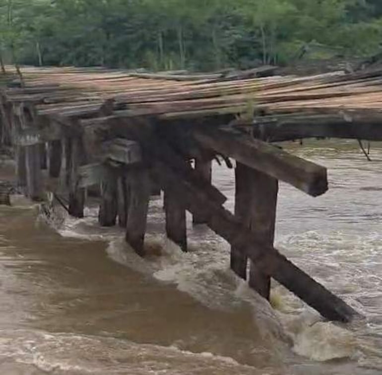 Los pobladores de Capellán cierran un puente deteriorado entre Tebicuary y Coronel Martínez.