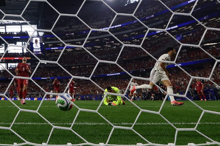 El español Mikel Merino (der.) celebra tras anotar el gol del 1-0 durante el partido de octavos de final de la Copa Mundial de la FIFA 2026 entre Portugal y España, en Dallas, EE. UU.