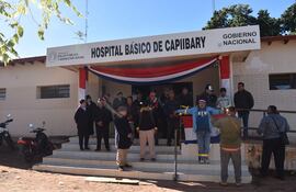 Un grupo de adultos mayores se manifestó frente al hospital de Capiibary solicitando mejoras en la atención médica.