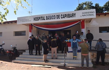 Un grupo de adultos mayores se manifestó frente al hospital de Capiibary solicitando mejoras en la atención médica.