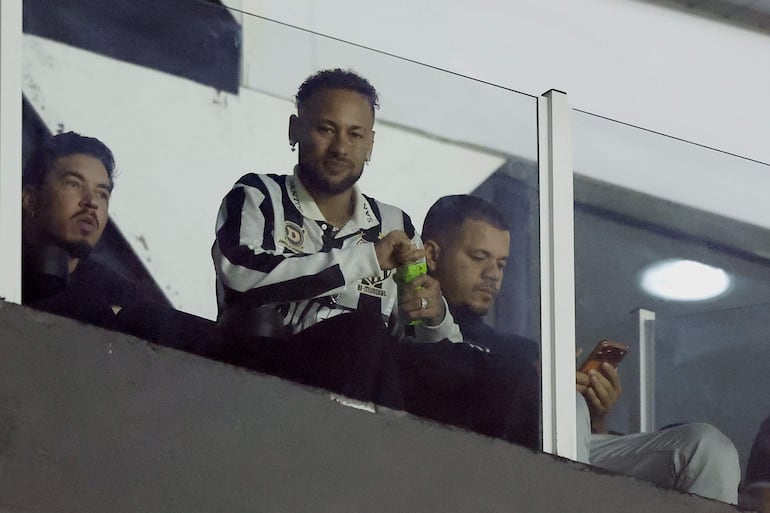 El delantero del Santos, Neymar, asiste al partido de la fase de grupos de la Copa Sudamericana disputado entre el Santos de Brasil y el Deportivo Cuenca de Ecuador en el estadio Urbano Caldeira.
