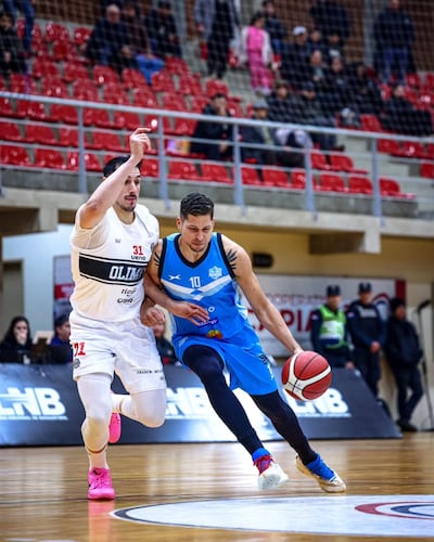 Alejandro Peralta de Olimpia Kings y Juniors Peralta de San José, protagonistas de las finales del Apertura de la Liga Nacional de Básquetbol.