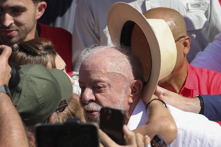El presidente de Brasil y candidato a la reelección, Luiz Inácio Lula da Silva, saluda a simpatizantes luego de votar este domingo, en São Bernardo do Campo (Brasil). 
