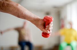 Los ejercicios fortalecen los músculos a cualquier edad. A mediados del siglo pasado las personas de 70 años eran considerados ‘ancianos’ pero, hoy en día, los adultos de mediana y avanzada edad creen que tener 70 años ahora no es como antes. Para ellos, la vejez empieza más tarde.