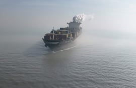 Una imagen de dron ilustrativa de una embarcación en el estrecho de Ormuz.