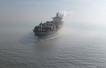 Una imagen de dron ilustrativa de una embarcación en el estrecho de Ormuz.