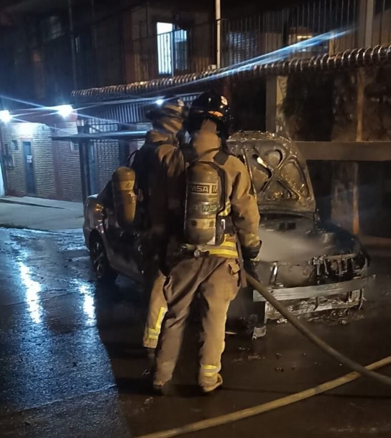 Bomberos lograron sofocar el incendio, pero el vehículo fue consumido en su totalidad por las llamas.