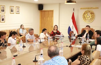 Víctimas de la mafia de los pagarés con la Comisión Permanente del Congreso.