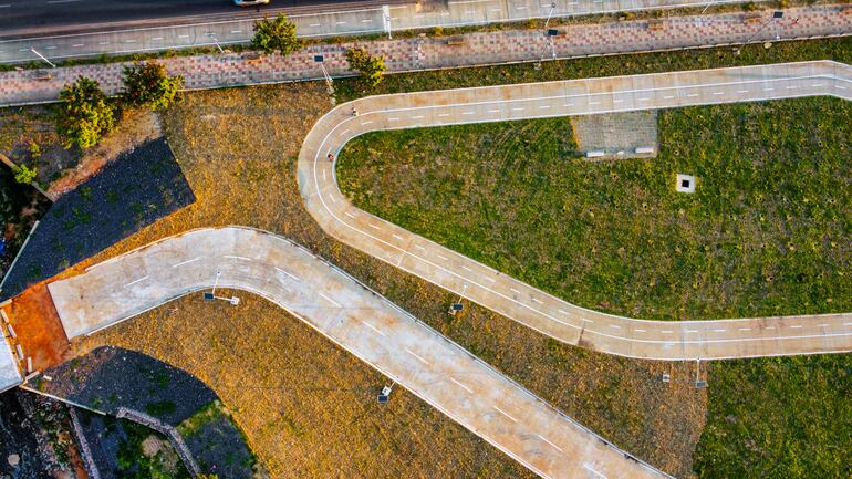 Espacios para caminar que el MOPC destacó como nuevos hitos en Asunción pero fue criticado por la inseguridad en la zona y la falta de árboles para combatir al calor.