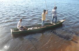 Debido a la bajante del río, la pesca se ve afectada por la escasez de peces.