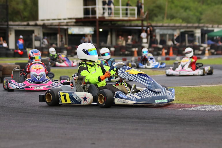 Sebastián Galeano (1), campeón vigente de la categoría Rotax Junior Max, sigue cosechando logros.