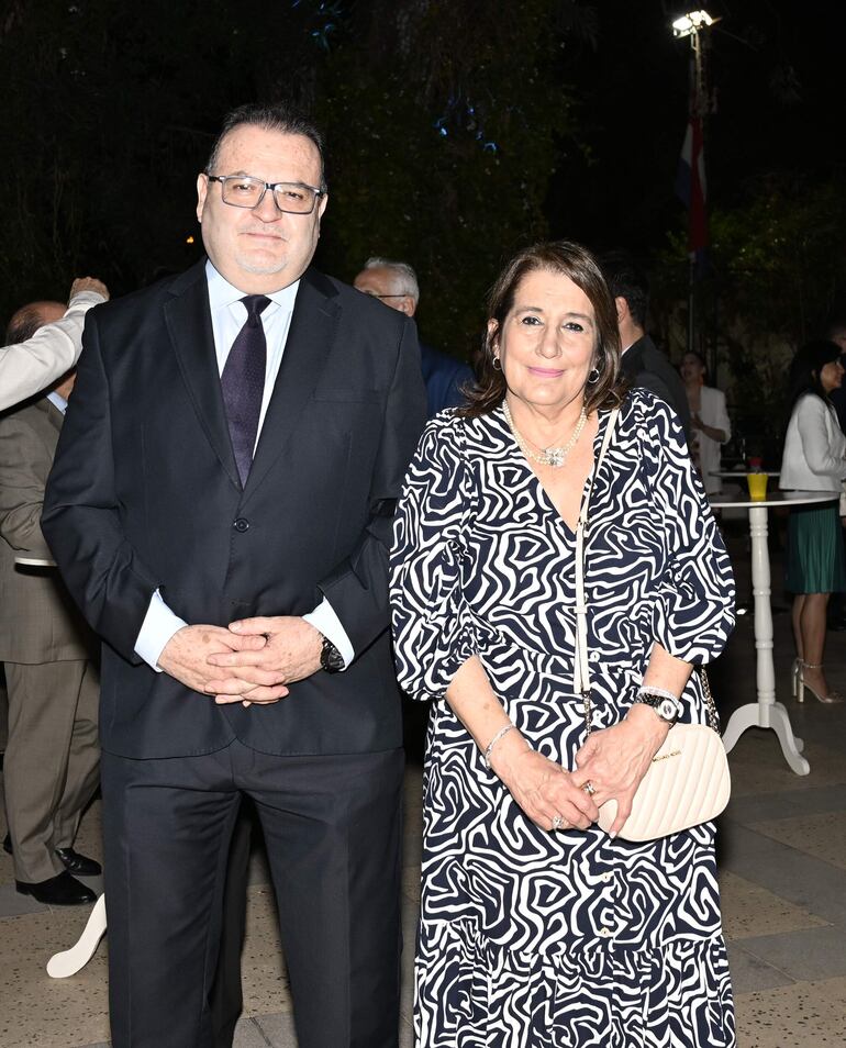 Santiago Ruiz Echeverría, embajador de Ecuador y su esposa, Berta Aguirre.