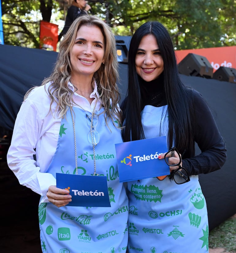 Male Caballero y Norita Rodríguez. 
 sonríen en un evento de beneficencia para jubilados bancarios.