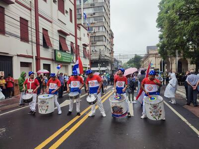 Con una batucada, los manifestantes acompañan a la senadora Kattya González.