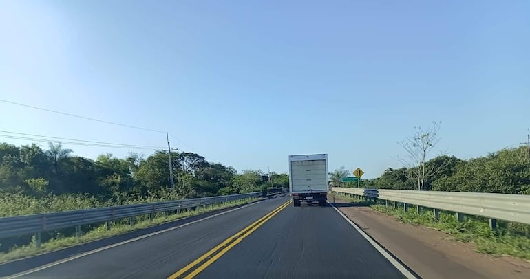 Transportistas denuncian que en el tramo Paraguarí-Carapeguá se raspó y pintó la calzada, pero no se realizó el recapado.