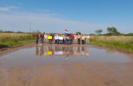Pobladores de la compañía Panchito López se manifestaron en su momento para reclamar 9 kilómetros de caminos de todo tiempo para poder dejar atrás el aislamiento que les toca vivir con cada lluvia.