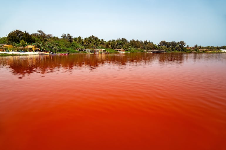 Lago Rose, el famoso lago rosa cerca de Dakar, Senegal.