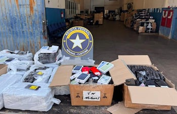 Almacén sin personas, con cajas de teléfonos móviles y cartel de Receita Federal de Brasil visible en el ambiente.