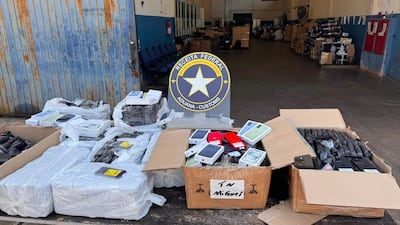Almacén sin personas, con cajas de teléfonos móviles y cartel de Receita Federal de Brasil visible en el ambiente.